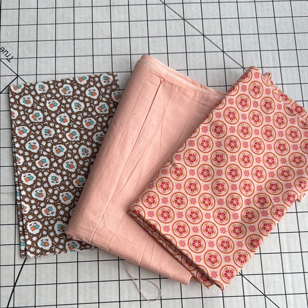 Vintage Polished Cotton & Remnant Fabric Lot – 1940s Peach, Floral Prints